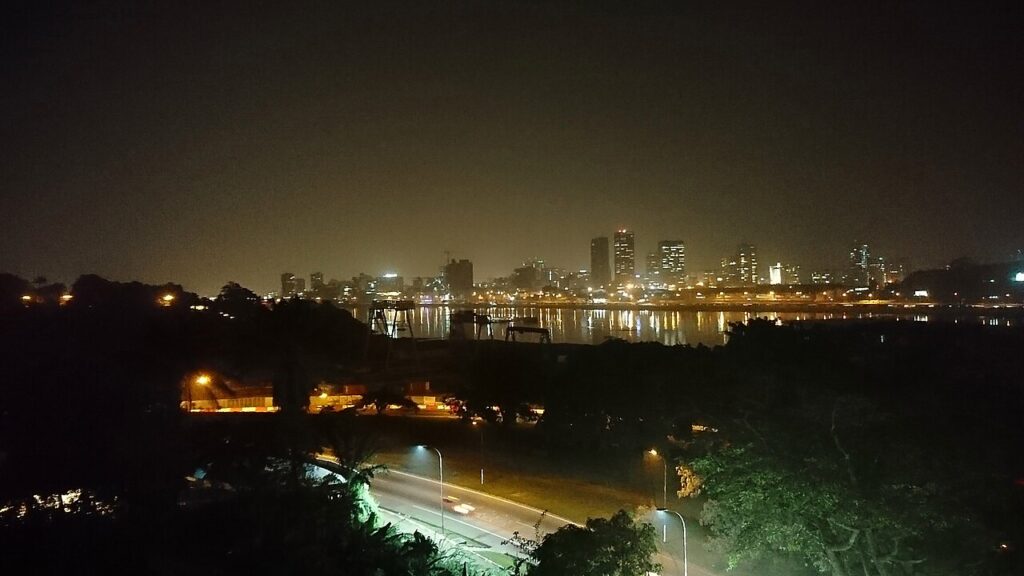 Recevoir de l’argent de l’étranger sur Wave ou Orange Money : les meilleures méthodes Le Plateau d’Abidjan de nuit
