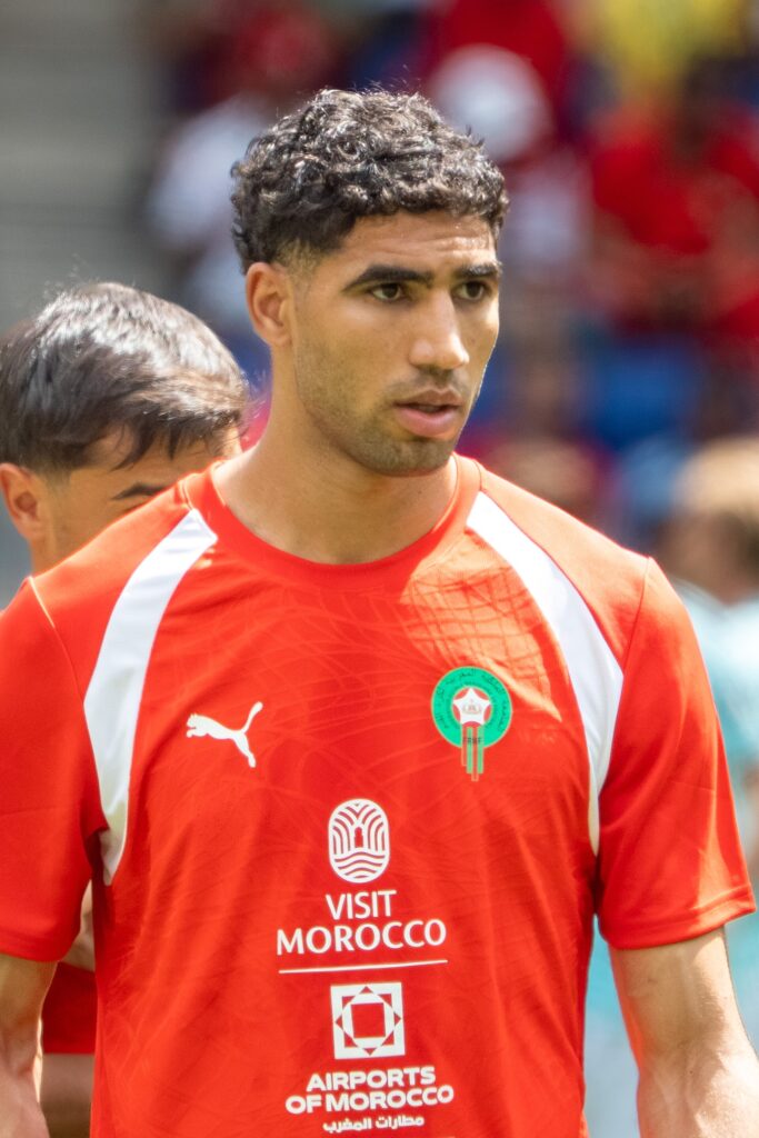 Ballon d'Or 2026 : les Africains nommés et leurs chances Achraf Hakimi sous le maillot du Maroc lors de Maroc-Norvège en juin 2026