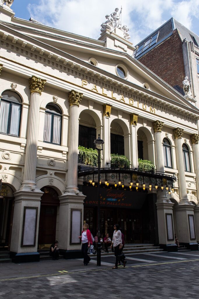 Façade du London Palladium à Londres, lieu de la cérémonie du Ballon d'Or 2026