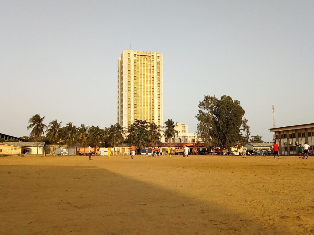Crypto et loi en Côte d’Ivoire : ce que disent la BCEAO et l’État en 2026 Tour de la BCEAO à Cotonou