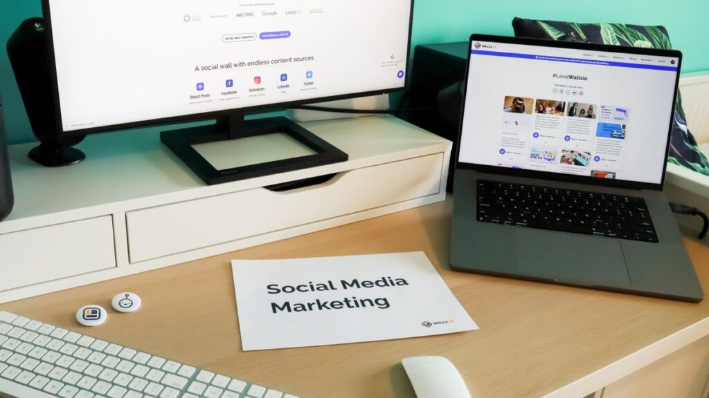 Devenir community manager en Afrique en 2026 : missions, compétences, prix et premiers clients Bureau de community manager avec ordinateur et carnet