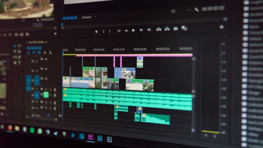 Devenir monteur vidéo freelance en Afrique : le métier digital qui ne manque jamais de clients Logiciel de montage vidéo avec sa timeline