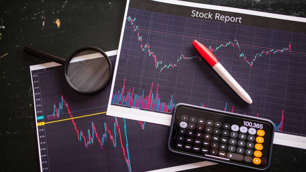 Discipline en trading : comment la développer (méthode pratique en 6 piliers) Rapport boursier avec loupe et calculatrice