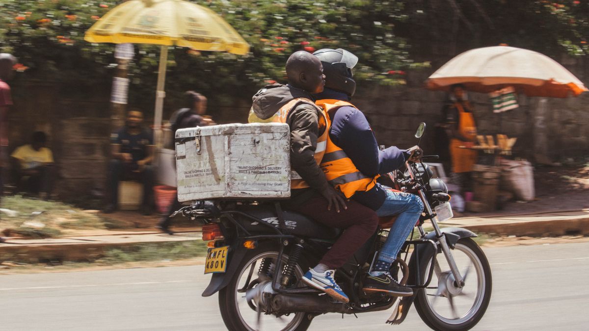 Dropshipping en Afrique en 2026 : le modèle local qui marche vraiment (et les pièges à éviter) Livreur à moto dans une rue africaine