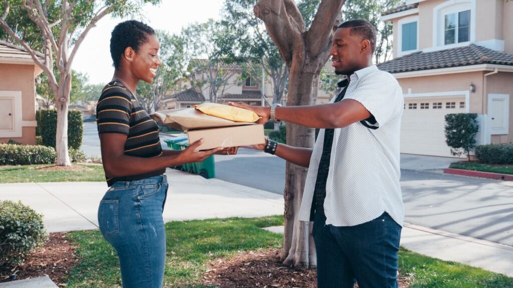 E-commerce en Afrique en 2026 : où sont les vraies opportunités (et comment te lancer) Livraison d'un colis à un client