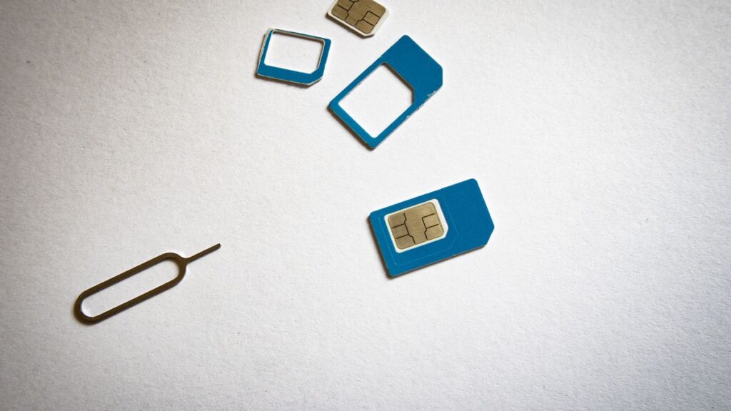 eSIM en Côte d'Ivoire : comment ça marche, téléphones compatibles et comment l'activer Cartes SIM et outil d'éjection