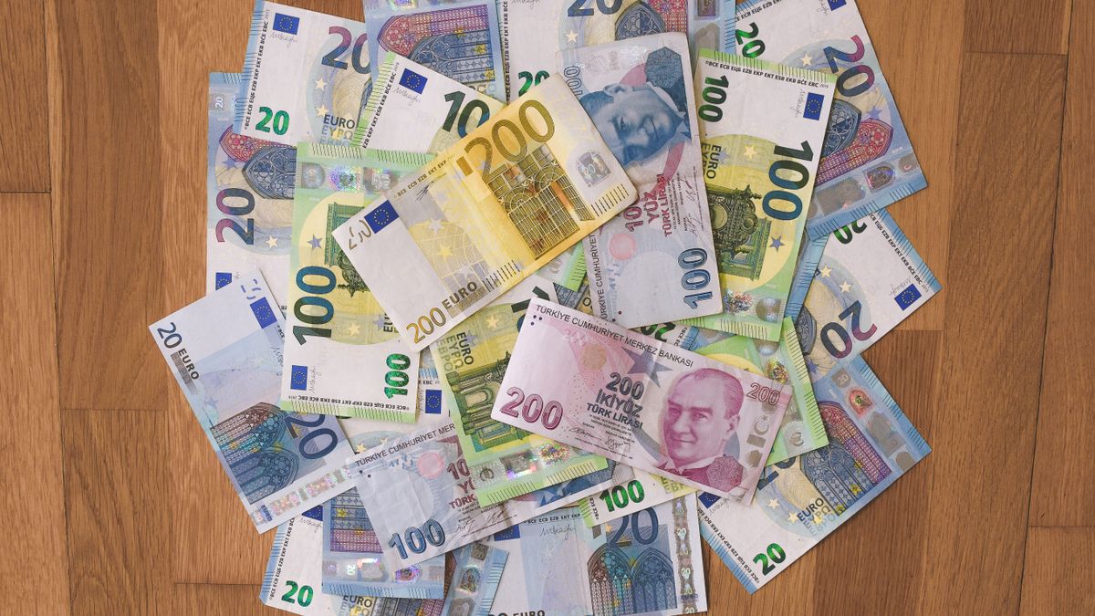 Forex : c’est quoi, comment ça fonctionne et risques 2026 Billets de différentes devises