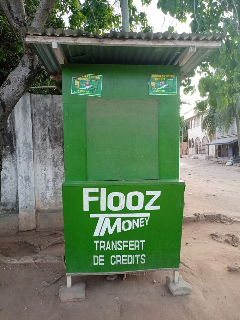 Frais Wave Côte d’Ivoire 2026 : dépôt, retrait, transfert et paiement (tableau complet) Kiosque Moov Money Flooz en Afrique de l’Ouest