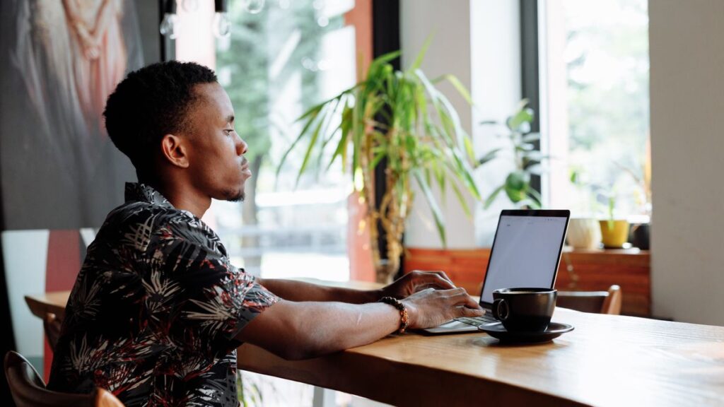 Freelancing depuis l'Afrique en 2026 : trouver des clients et être payé en devises Freelance africain qui travaille sur son ordinateur