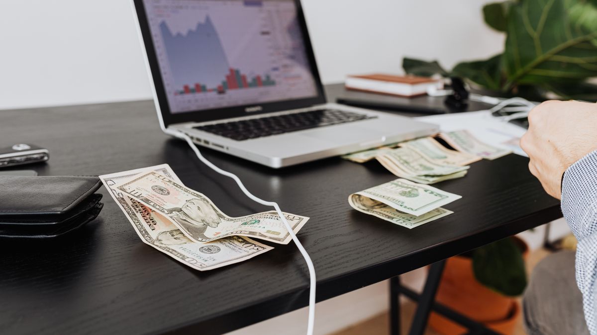 7 sources de revenus passifs réalistes en Afrique (sans être déjà riche) Ordinateur portable et billets : revenus passifs