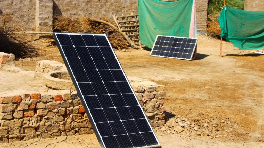 Kits solaires pay-as-you-go : la tech qui éclaire des millions de foyers africains Panneau solaire installé dans une cour