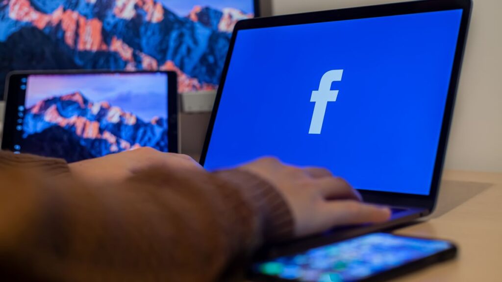 Media buying : vivre de la publicité en ligne depuis l'Afrique en 2026 Publicité Facebook gérée depuis un ordinateur portable