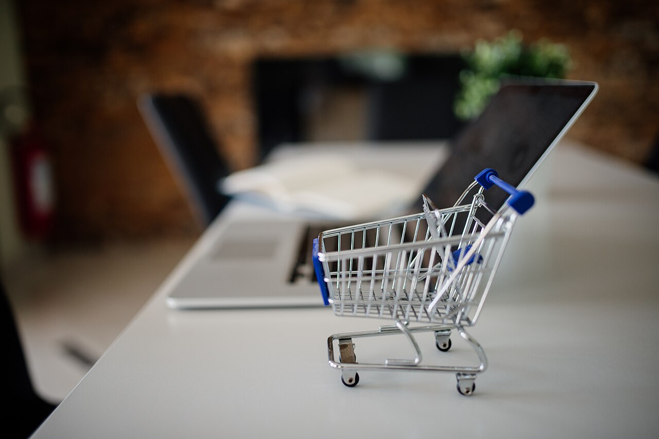 Payer sur AliExpress, Netflix et Amazon depuis l’Afrique avec Mobile Money Mini caddie à côté d’un ordinateur portable
