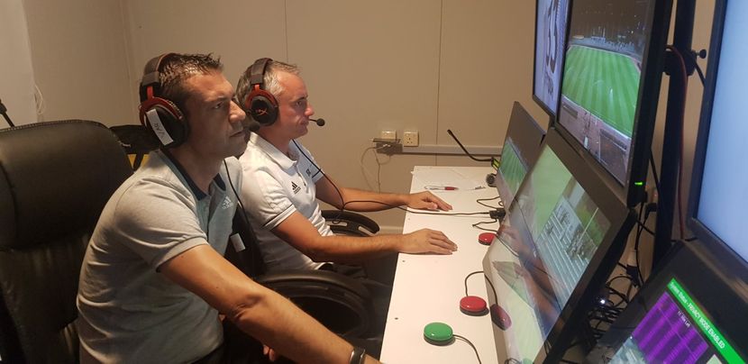 Arbitres vidéo VAR et AVAR devant leurs écrans de contrôle