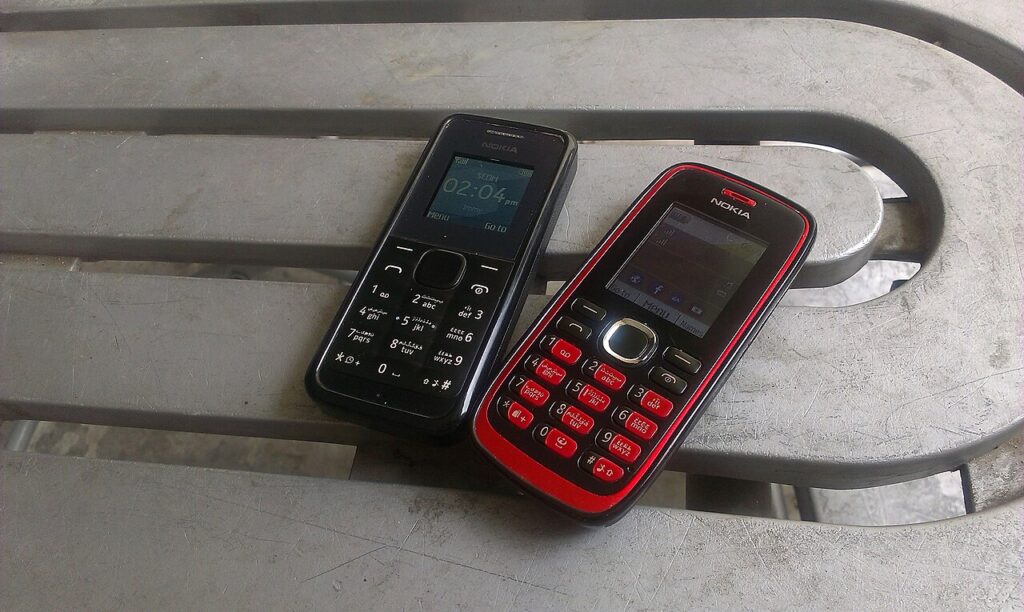 Codes USSD Orange Money, MTN et Moov 2026 : la liste complète Deux téléphones portables à touches